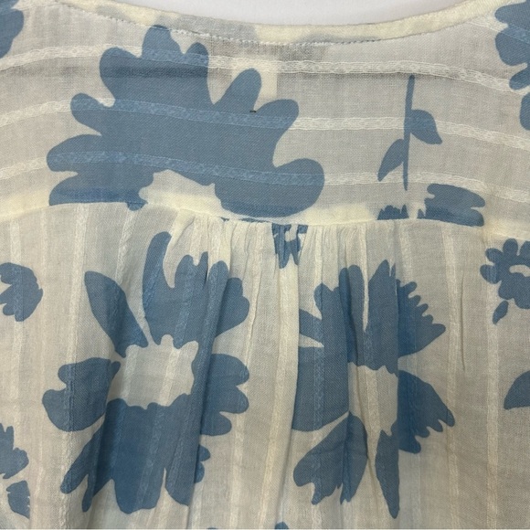 American Eagle Blue and White Floral V Neck Tie Front Crop Top, Size Small - Picture 6 of 11